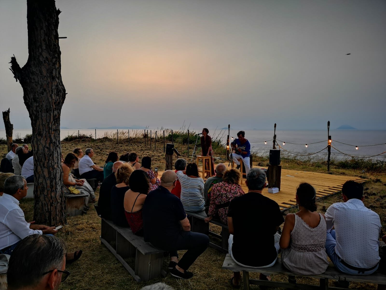 Buona la prima per “Capo Rasocolmo Fest” La “natura potente” incontra due magnifici musicisti e la voglia di fare spettacolo del privato