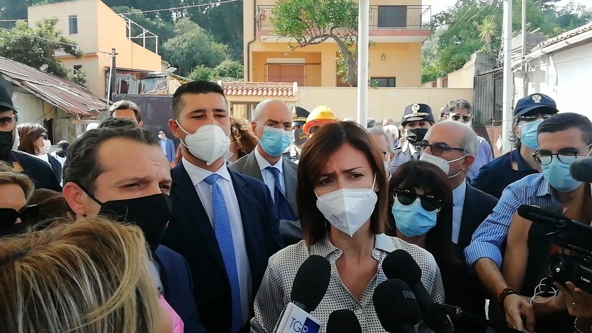 Baraccopoli Messina, sotto gli occhi del Ministro Carfagna si butta giù la prima casetta all’Annunziata