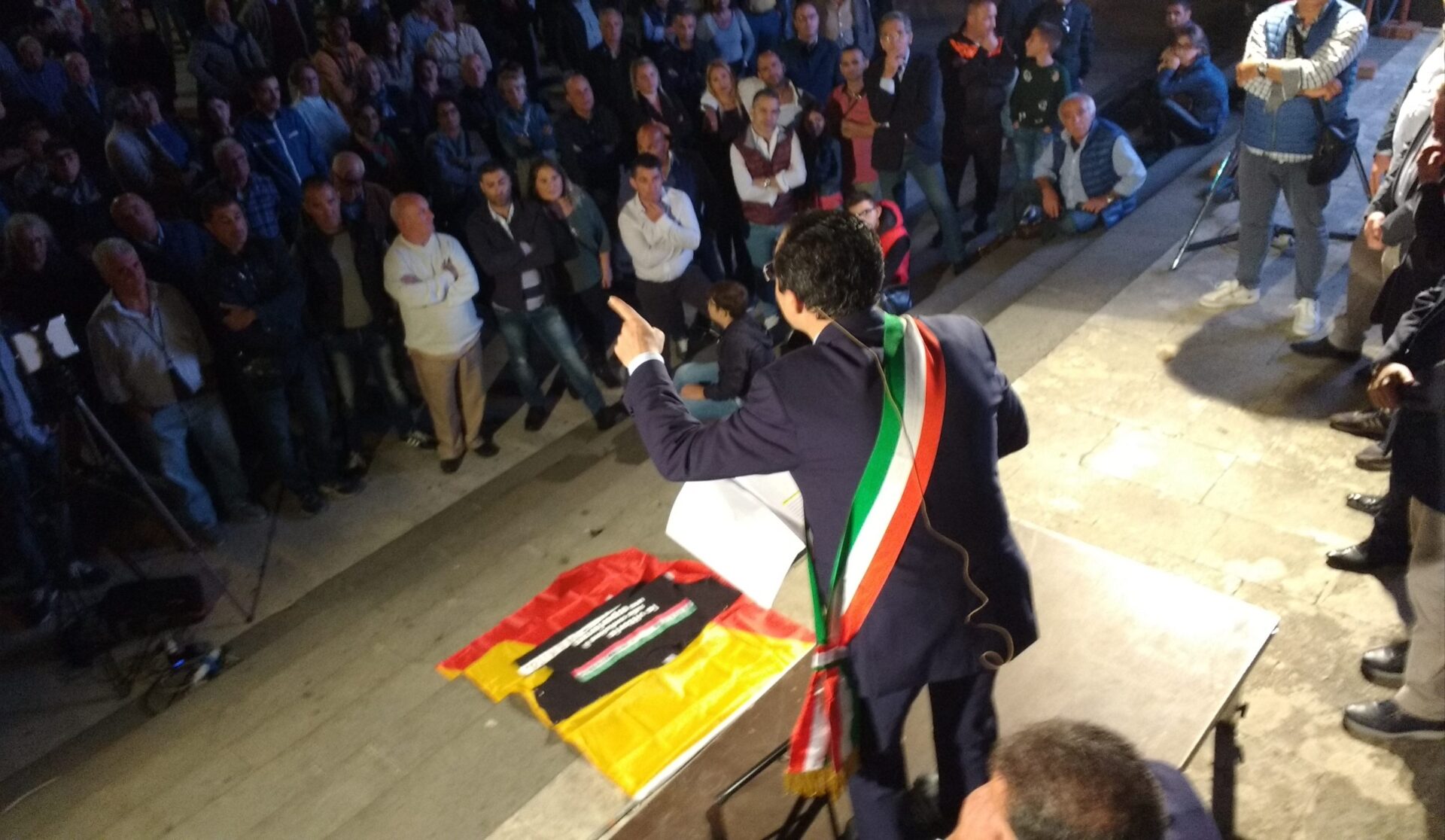 Transito a Messina, De Luca: “Libertà sullo Stretto grazie a noi”. Ci voleva una tenda al Porto?