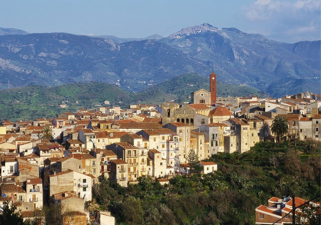Castelbuono, un borgo nel Parco delle Madonie che ammira il mare