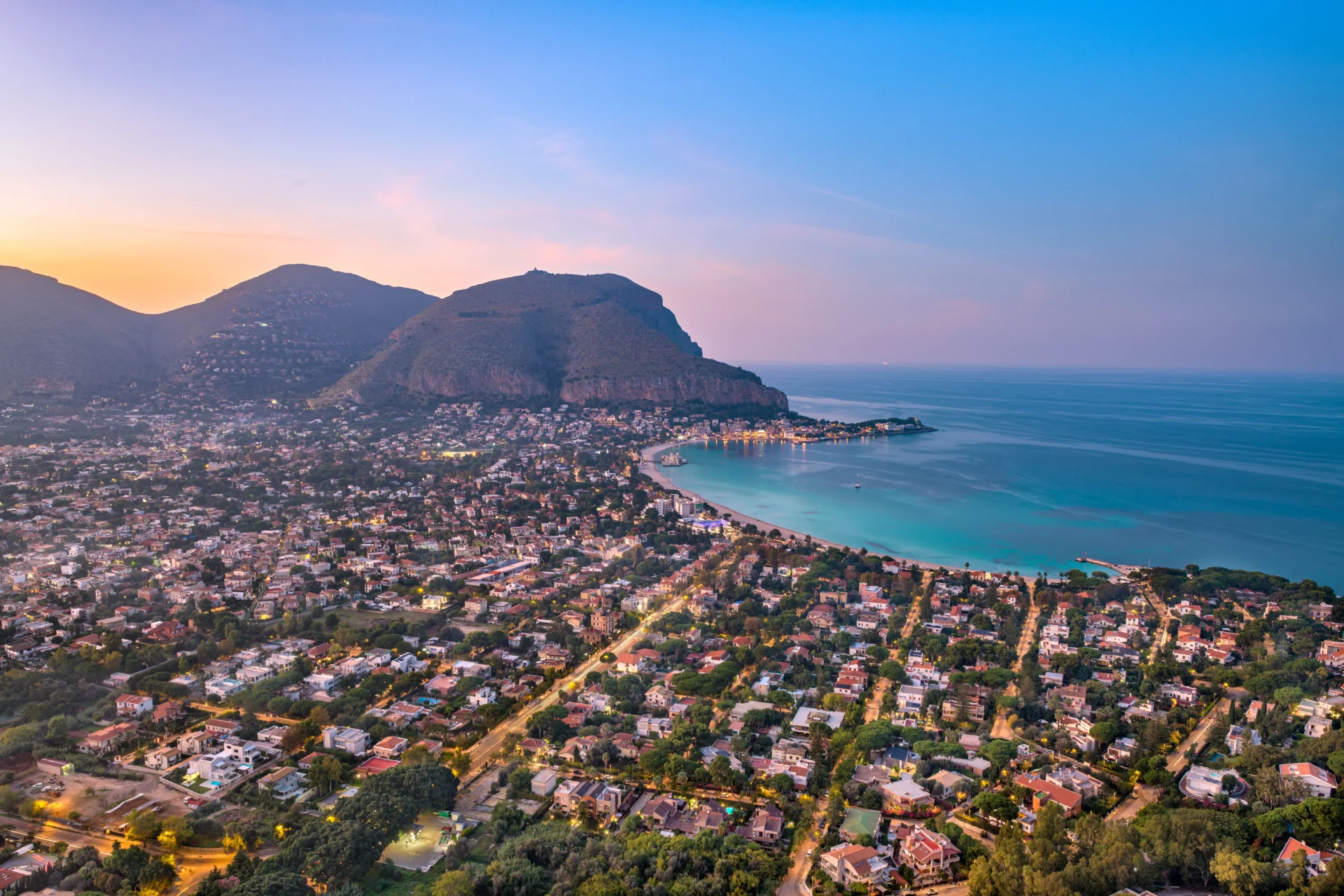 Quando il mare di Mondello diventa d’oro: musica, libri e sport dal tramonto all’alba