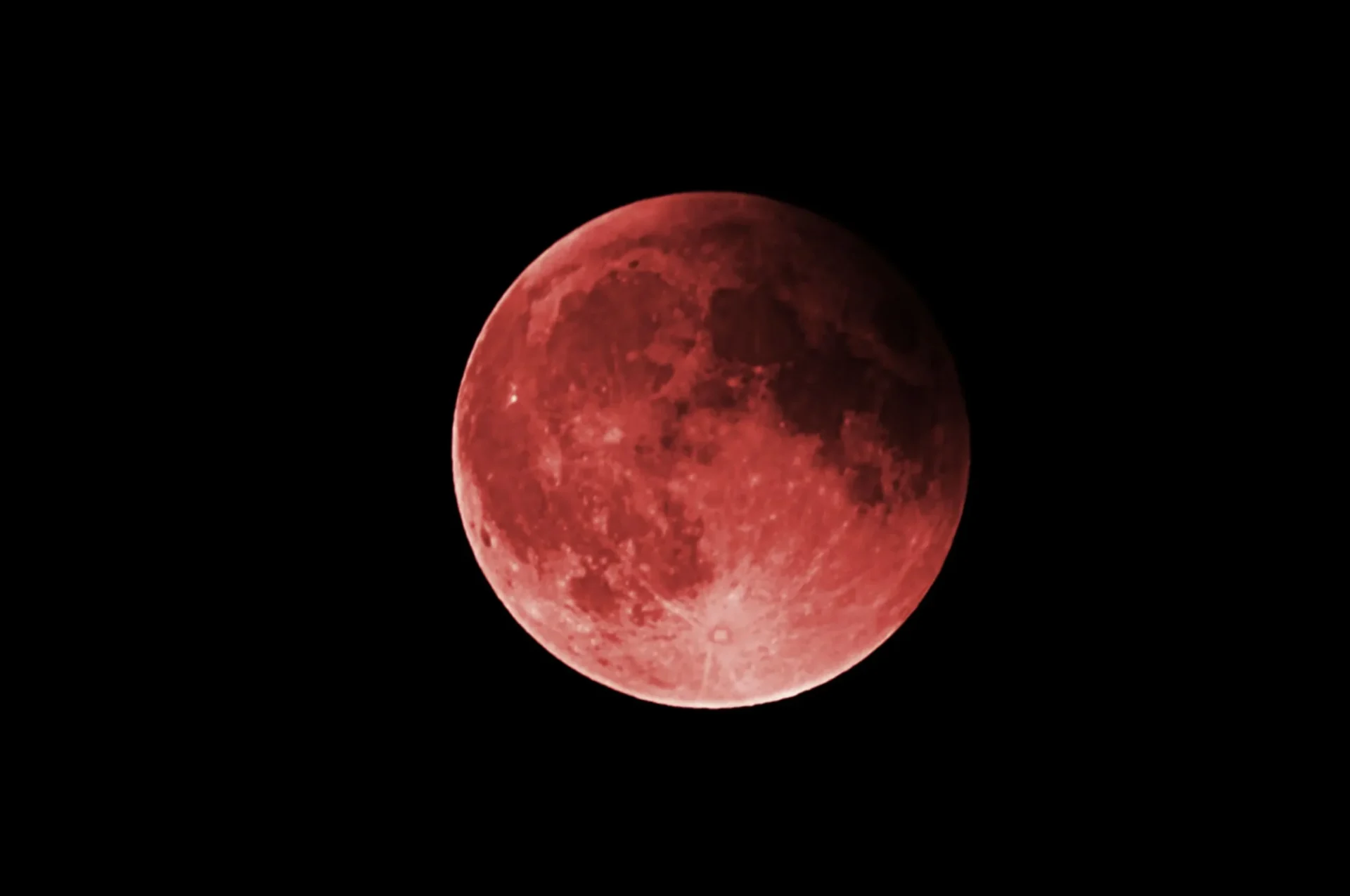 La Luna di Sangue incanta il cielo