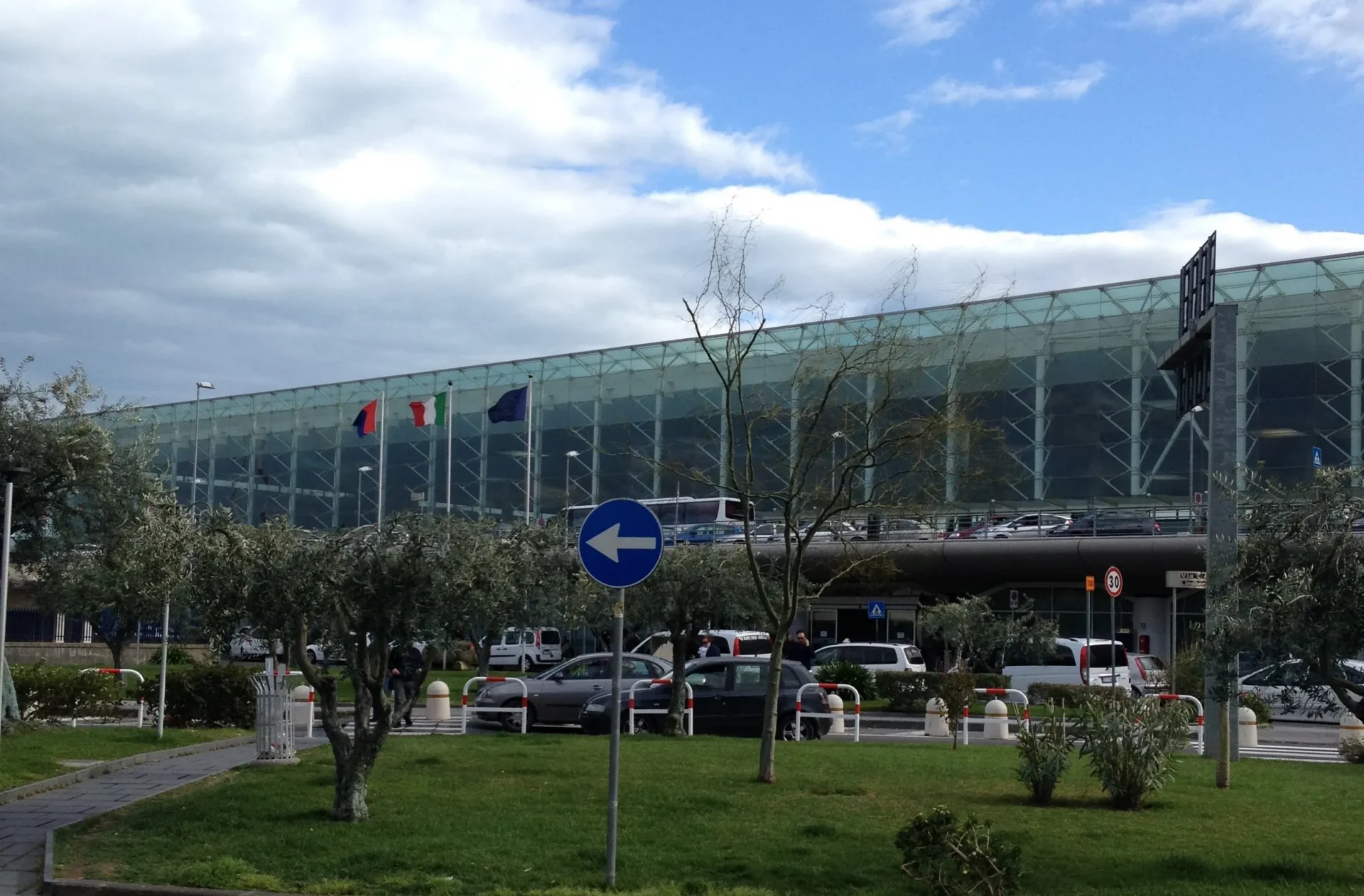 Catania si racconta già all’arrivo: inaugurata la nuova scritta all’aeroporto