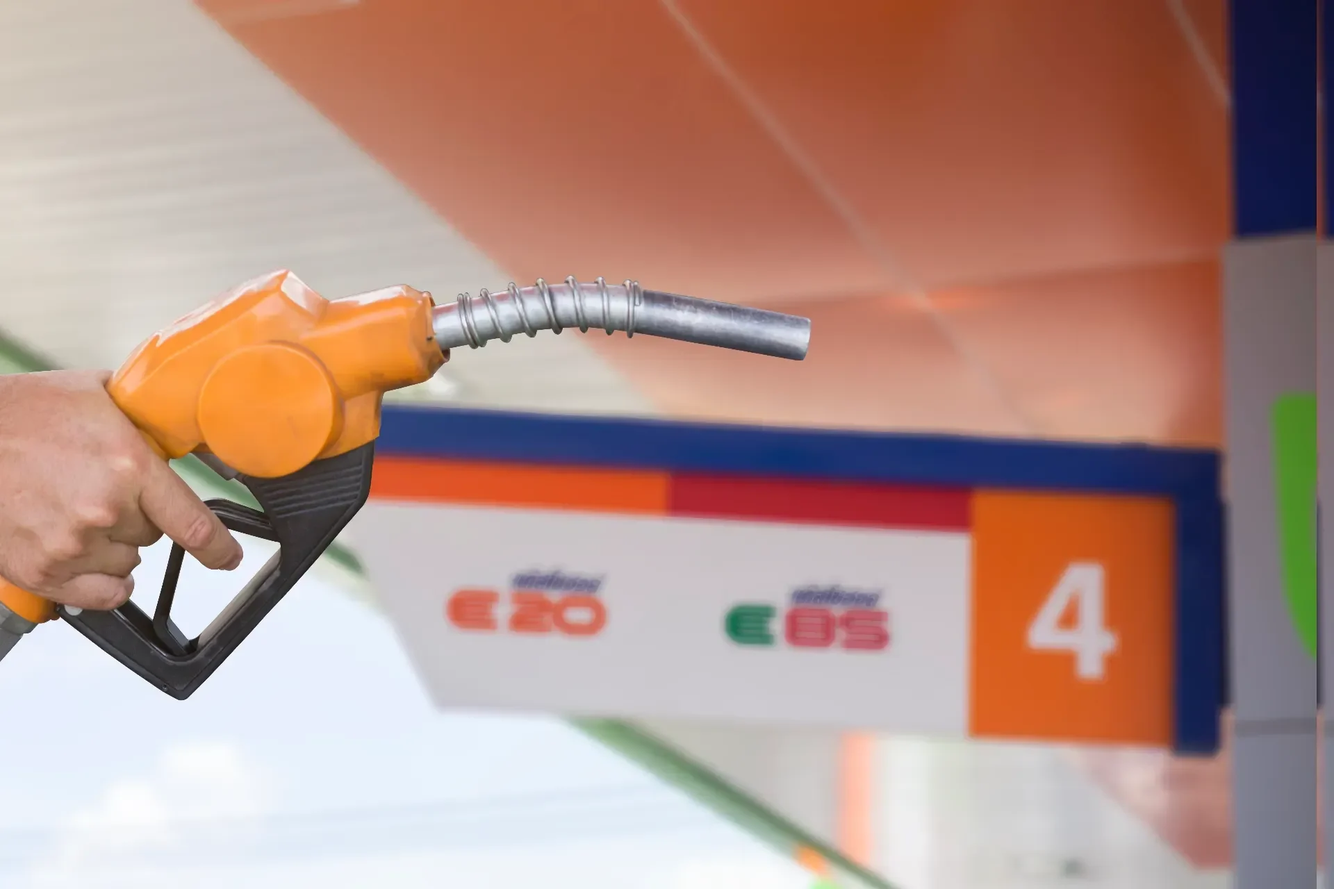 Sicilia, autotrasportatori in sciopero contro il caro carburante: tir fermi fino al 18 aprile
